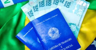 Carteira de Trabalho cedulas de cem reais salario minimo.jpg